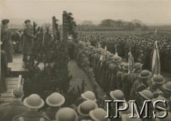 16.01.1943, Gullane, Szkocja, Wielka Brytania.
Przegląd oddziałów Polskich Sił Zbrojnych w Wielkiej Brytanii przez Naczelnego Wodza Polskich Sił Zbrojnych gen. Władysława Sikorskiego. Gen. Sikorski przemawia do zgromadzonych żołnierzy.
Fot. NN, Instytut Polski i Muzeum im. gen. Sikorskiego w Londynie [szuflada XIV].