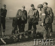 13.03.1943, Wielka Brytania.
Inspekcja 1 Samodzielnej Brygady Spadochronowej przez Naczelnego Wodza Polskich Sił Zbrojnych gen. Władysława Sikorskiego. 3. z prawej stoi dowódca brygady płk Stanisław Sosabowski, 1. z lewej szef Gabinetu Naczelnego Wodza mjr Zygmunt Borkowski. Fotografia wykonana podczas ćwiczeń.
Fot. NN, Instytut Polski i Muzeum im. gen. Sikorskiego w Londynie [szuflada XIV].