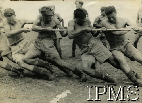 3.05.1944, Barbara, Palestyna.
Junacka Szkoła Kadetów, zawody w przeciąganiu liny.
Fot. NN, Instytut Polski i Muzeum im. gen. Sikorskiego w Londynie [szuflada NXI]. 
