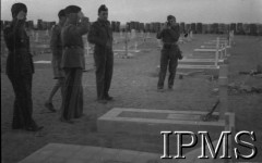 14.11.1941, Tobruk, Libia.
Wizyta Naczelnego Wodza Polskich Sił Zbrojnych gen. Władysława Sikorskiego w Tobruku. Gen. Sikorski na cmentarzu oddaje hołd polskim żołnierzom poległych w walkach o Tobruk.
Fot. NN, Instytut Polski i Muzeum im. gen. Sikorskiego w Londynie [szuflada NXI].