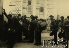 Maj - sierpień 1945, Udine, Włochy.
Polacy - byli żołnierze wojska niemieckiego, przymusowo wcieleni do armii, przybywają do punktu zbornego. 
Fot. NN, Instytut Polski i Muzeum im. gen. Sikorskiego w Londynie [szuflada V]