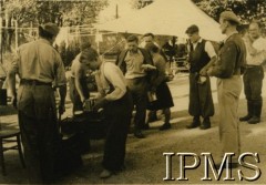 Maj - sierpień 1945, Udine, Włochy.
Punkt zborny dla polskich uchodźców. Masowo napływali do niego Polacy wcieleni przymusowo do wojska niemieckiego. Wydawanie posiłku. 
Fot. NN, Instytut Polski i Muzeum im. gen. Sikorskiego w Londynie [szuflada V]

