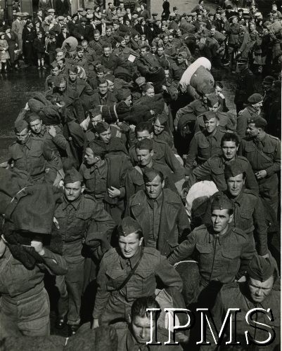 21.03.1944, Włochy.
Polscy żołnierze przybywający do Włoch.
Fot. NN, Instytut Polski i Muzeum im. gen. Sikorskiego w Londynie [szuflada V]
