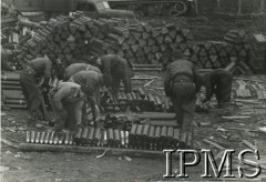 Lata 40., brak miejsca.
Polscy żołnierze układający pociski.
Fot. NN, Instytut Polski i Muzeum im. gen. Sikorskiego w Londynie [szuflada V]