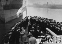 11.03.1941, brak miejsca.
ORP Piorun, Naczelny Wódz Polskich Sił Zbrojnych gen. Władysław Sikorski dekoruje marynarzy, za Sikorskim stoją m.in.: kontradmirał Jerzy Świrski i Stanisław Mikołajczyk.
Fot. NN, Instytut Polski i Muzeum im. gen. Sikorskiego w Londynie [szuflada V]