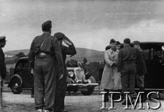 3.09.1940, Szkocja, Wielka Brytania.
Obozy i Oddziały Polskie w Szkocji. Naczelny Wódz Polskich Sił Zbrojnych gen. Władysław Sikorski wizytuje polskich żołnierzy. Gen. Sikorskiego wita m.in. gen. Marian Kukiel (1. z prawej).
Fot. NN, Instytut Polski i Muzeum im. gen. Sikorskiego w Londynie, [szuflada XII].

