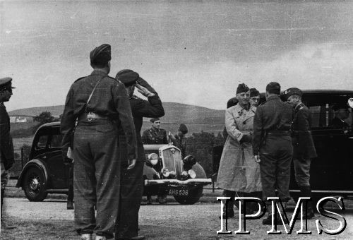 3.09.1940, Szkocja, Wielka Brytania.
Obozy i Oddziały Polskie w Szkocji. Naczelny Wódz Polskich Sił Zbrojnych gen. Władysław Sikorski wizytuje polskich żołnierzy. Gen. Sikorskiego wita m.in. gen. Marian Kukiel (1. z prawej).
Fot. NN, Instytut Polski i Muzeum im. gen. Sikorskiego w Londynie, [szuflada XII].
