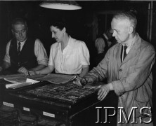 Lata 40., Londyn, Anglia, Wielka Brytania.
Drukarnia St Clements Press, korekta czasopisma 