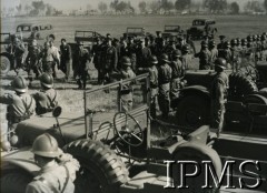 27.12.1942, Meksyk, Meksyk.
Wizyta premiera i Naczelnego Wodza Polskich Sił Zbrojnych  gen. Władysława Sikorskiego w Meksyku. Powitanie na lotnisku w Meksyku i przegląd wojsk. W pierwszym szeregu 2. od prawej idzie gen. Władysław Sikorski.
Fot. Keystone Press Agency, Instytut Polski i Muzeum im. gen. Sikorskiego w Londynie, [szuflada XII].