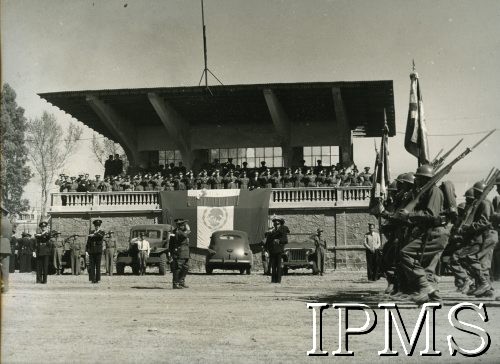 27-31.12.1942, Meksyk, Meksyk.
Wizyta premiera i Naczelnego Wodza Polskich Sił Zbrojnych  gen. Władysława Sikorskiego w Meksyku. Defilada wojskowa.
Fot. Keystone Press Agency, Instytut Polski i Muzeum im. gen. Sikorskiego w Londynie, [szuflada XII].