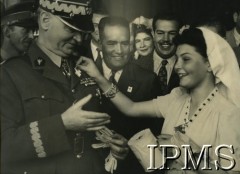 27-31.12.1942, Meksyk.
Wizyta premiera i Naczelnego Wodza Polskich Sił Zbrojnych  gen. Władysława Sikorskiego w Meksyku. Na pierwszym planie gen. Sikorski i kobieta kwestująca na rzecz Czerwonego Krzyża.
Fot. Keystone Press Agency, Instytut Polski i Muzeum im. gen. Sikorskiego w Londynie, [szuflada XII].