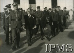 28.12.1942, Santa Rosa, Meksyk.
Wizyta premiera i Naczelnego Wodza Polskich Sił Zbrojnych  gen. Władysława Sikorskiego w Meksyku (idzie z przodu). W głębi, 3. prawej widoczny doradca premiera Józef Retinger.
Fot. Keystone Press Agency, Instytut Polski i Muzeum im. gen. Sikorskiego w Londynie, [szuflada XII].