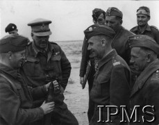 Luty 1942, Tobruk - Gazala (okolice), Libia.
Polscy i brytyjscy oficerowie oglądają niemiecką broń przeciwczołgową. W środku dowódca Samodzielnej Brygady Strzelców Karpackich gen. Stanisław Kopański.
Fot. NN, Instytut Polski i Muzeum im. gen. Sikorskiego w Londynie [szuflada NXI].