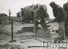 1941/1942, Libia.
Samodzielna Brygada Strzelców Karpackich w rejonie Tobruku.
Fot. NN, Instytut Polski i Muzeum im. gen. Sikorskiego w Londynie [szuflada NXI]. 
