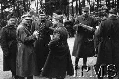 1939, Coetquidan (okolice), Francja.
Polscy oficerowie podczas rozmowy przed defiladą adeptów Szkoły Podchorążych Piechoty w Coetquidan. Na zdjęciu od lewej: kpt. Władysław Rola-Wawrzecki, zastępca ministra spraw wojskowych gen. Marian Kukiel, komendant obozu w Coetquidan gen. Adam Korytowski, dowódca 1 Pułku Szkolnego w obozie Coetquidan płk Romuald Wolikowski, francuski generał Trebion (?), zastępca komendanta obozu płk Cyprian Bystram.
Fot. NN, Instytut Polski i Muzeum im. gen. Sikorskiego w Londynie [szuflada NX]
 
