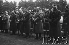 1939, Coetquidan (okolice), Francja.
Nabożeństwo z okazji zakończenia kursu Szkoły Podchorążych Piechoty w Coetquidan. W pierwszym rzędzie (od lewej): Charlie de Lambert, dowódca 1 Pułku Szkolnego w obozie Coetquidan płk Romuald Wolikowski, zastępca ministra spraw wojskowych gen. Marian Kukiel, komendant obozu w Coetquidan gen. Adam Korytowski, zastępca komendanta obozu płk Cyprian Bystram, komendant Szkoły Podchorążych Piechoty ppłk Bronisław Chruściel.
Fot. NN, Instytut Polski i Muzeum im. gen. Sikorskiego w Londynie [szuflada NX]