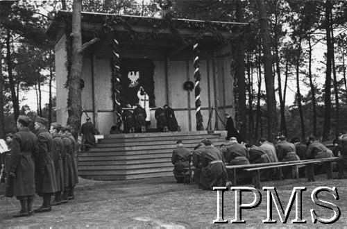 1939, Coetquidan (okolice), Francja.
Msza święta z okazji zakończenia kursu Szkoły Podchorążych Piechoty. Nabożeństwo odprawia kapelan obozu Wojska Polskiego w Coetquidan ks. Jan Brandys. 
Fot. NN, Instytut Polski i Muzeum im. gen. Sikorskiego w Londynie [szuflada NX]
