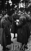 1939, Coetquidan (okolice), Francja.
Uroczystość w Szkole Podchorążych Piechoty. Zastępca ministra spraw wojskowych gen. Marian Kukiel (z prawej) w rozmowie z kpt. Władysławem Rolą-Wawrzeckim. Kpt. Rola-Wawrzecki prosi o tekst przemówienia.
Fot. NN, Instytut Polski i Muzeum im. gen. Sikorskiego w Londynie [szuflada NX]