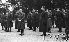 1939, Coetquidan (okolice), Francja.
Zastępca ministra spraw wojskowych gen. Marian Kukiel (5. z lewej) ze sztabem, w chwili przegrupowania Szkoły Podchorążych Piechoty. Na lewo od gen. Kukiela stoi komendant obozu w Coetquidan gen. Adam Korytowski.
Fot. NN, Instytut Polski i Muzeum im. gen. Sikorskiego w Londynie [szuflada NX]