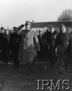 24.12.1939, Coetquidan, Francja.
Prezydent RP Władysław Raczkiewicz i Naczelny Wódz Polskich Sił Zbrojnych gen. Władysław Sikorski wizytują obóz Wojska Polskiego. Inspekcja pododdziałów przed defiladą. Z przodu idzie gen. W. Sikorski, towarzyszą mu m.in. szef francuskiej misji wojskowej przy Naczelnym Wodzu WP gen. Victor Denain (3. z lewej) i komendant obozu gen. Stanisław Maczek (2. z prawej).
Fot. NN, Instytut Polski i Muzeum im. gen. Sikorskiego w Londynie [szuflada NX]