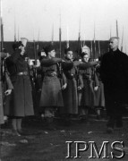 24.12.1939, Coetquidan, Francja.
Prezydent RP Władysław Raczkiewicz i Naczelny Wódz Polskich Sił Zbrojnych gen. Władysław Sikorski wizytują obóz Wojska Polskiego. Inspekcja pododdziałów przed defiladą. Z prawej widoczny W. Raczkiewicz.
Fot. NN, Instytut Polski i Muzeum im. gen. Sikorskiego w Londynie [szuflada NX]