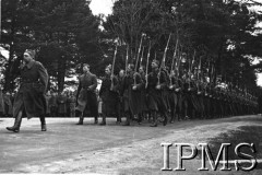 1939, Coetquidan (okolice), Francja.
Defilada 9 kompanii strzelców Szkoły Podchorążych Piechoty w Coetquidan.
Fot. NN, Instytut Polski i Muzeum im. gen. Sikorskiego w Londynie [szuflada NX]