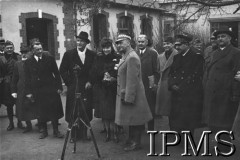 27.02.1940, Coetquidan, Francja.
Ambasador Stanów Zjednoczonych przy rządzie RP na uchodźstwie Anthony Drexel Biddle (4. z lewej) wizytuje obóz Wojska Polskiego. Towarzyszą mu m.in. żona Margaret Thompson Schulze, premier RP i Naczelny Wódz Polskich Sił Zbrojnych gen. Władysław Sikorski (z przodu w jasnym płaszczu), szef francuskiej misji wojskowej przy Naczelnym Wodzu WP gen. Victor Denain (3. z prawej) i komendant obozu gen. Stanisław Maczek (1. z lewej).
Fot. NN, Instytut Polski i Muzeum im. gen. Sikorskiego w Londynie, [szuflada NX]