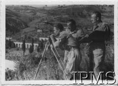 Lipiec 1946, Terrano (okolice), Włochy.
Ćwiczenia oddziału pomiarowego 12 Kompanii Geograficznej.
Fot. NN, Instytut Polski i Muzeum im. gen. Sikorskiego w Londynie [szuflada V]