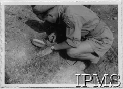 Lipiec 1946, Terrano (okolice), Włochy.
Ćwiczenia oddziału pomiarowego 12 Kompanii Geograficznej.
Fot. NN, Instytut Polski i Muzeum im. gen. Sikorskiego w Londynie [szuflada V]