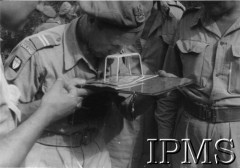 Lipiec 1946, Terrano (okolice), Włochy.
Ćwiczenia oddziału pomiarowego 12 Kompanii Geograficznej.
Fot. NN, Instytut Polski i Muzeum im. gen. Sikorskiego w Londynie [szuflada V]