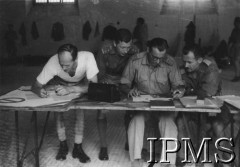 Lipiec 1946, Terrano (okolice), Włochy.
Ćwiczenia oddziału pomiarowego 12 Kompanii Geograficznej.
Fot. NN, Instytut Polski i Muzeum im. gen. Sikorskiego w Londynie [szuflada V]