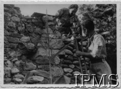 Lipiec 1946, Terano (okolice), Włochy.
Ćwiczenia oddziału pomiarowego 12 Kompanii Geograficznej.
Fot. NN, Instytut Polski i Muzeum im. gen. Sikorskiego w Londynie [szuflada V]