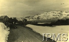 Maj 1940, rejon Narwiku, Norwegia.
Pododdział Samodzielnej Brygady Strzelców Podhalańskich na drodze.
Fot. NN, Instytut Polski i Muzeum im. gen. Sikorskiego w Londynie, [szuflada NX]