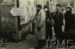 Wrzesień 1944, Francja.
Polscy ochotnicy zgłaszający się do wojska po wyzwoleniu Francji z okupacji niemieckiej. Grupa mężczyzn w drodze do stacji zbornej nr 3.
Fot. NN, Instytut Polski i Muzeum im. gen. Sikorskiego w Londynie [szuflada NX]