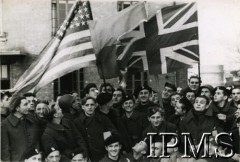 1944, Francja.
Wyzwolenie Francji spod okupacji niemieckiej. Na zdjęciu m.in. polscy żołnierze z flagami: Polski, Wielkiej Brytanii i Stanów Zjednoczonych Ameryki.
Fot. NN, Instytut Polski i Muzeum im. gen. Sikorskiego w Londynie [szuflada NX]
