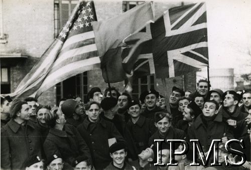 1944, Francja.
Wyzwolenie Francji spod okupacji niemieckiej. Na zdjęciu m.in. polscy żołnierze z flagami: Polski, Wielkiej Brytanii i Stanów Zjednoczonych Ameryki.
Fot. NN, Instytut Polski i Muzeum im. gen. Sikorskiego w Londynie [szuflada NX]
