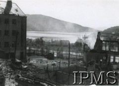 1940, rejon Narwiku, Norwegia.
Zniszczenia wojenne. W oddali zatopione okręty niemieckie.
Fot. NN, Instytut Polski i Muzeum im. gen. Sikorskiego w Londynie [szuflada NX]