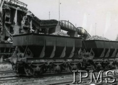 1940, Narwik, Norwegia.
Na pierwszym planie wagony towarowe, powyżej wiadukt zniszczony na skutek działań wojennych.
Fot. NN, Instytut Polski i Muzeum im. gen. Sikorskiego w Londynie [szuflada NX]