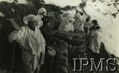 Zima 1944-1945, okolice Predappio, Włochy.
Żołnierze 2 Korpusu w odzieży maskującej na linii frontu w górach.
Fot. NN, Instytut Polski i Muzeum im. gen. Sikorskiego w Londynie [szuflada NX]