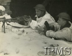 Zima 1944-1945, okolice Predappio, Włochy.
Żołnierze 2 Korpusu w odzieży maskującej na pozycji strzeleckiej, widoczny ręczny karabin maszynowy Bren.
Fot. NN, Instytut Polski i Muzeum im. gen. Sikorskiego w Londynie [szuflada NX]