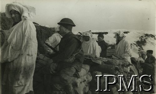 Zima 1944-1945, okolice Predappio, Włochy.
Żołnierze 2 Korpusu w odzieży maskującej na linii frontu w górach.
Fot. NN, Instytut Polski i Muzeum im. gen. Sikorskiego w Londynie [szuflada NX]