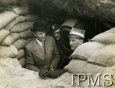 11.04.1941, Szkocja, Wielka Brytania.
Ambasador Stanów Zjednoczonych Ameryki przy rządzie RP na uchodźstwie Anthony Drexel Biddle w towarzystwie dowódcy 1 Brygady Strzelców gen. Gustawa Paszkiewicza zwiedza odcinek strzelniczy 2 Batalionu Strzelców.
Fot. NN, Instytut Polski i Muzeum im. gen. Sikorskiego w Londynie [szuflada NX]