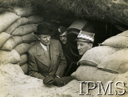 11.04.1941, Szkocja, Wielka Brytania.
Ambasador Stanów Zjednoczonych Ameryki przy rządzie RP na uchodźstwie Anthony Drexel Biddle w towarzystwie dowódcy 1 Brygady Strzelców gen. Gustawa Paszkiewicza zwiedza odcinek strzelniczy 2 Batalionu Strzelców.
Fot. NN, Instytut Polski i Muzeum im. gen. Sikorskiego w Londynie [szuflada NX]