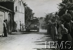 Lipiec 1944, Ancona (okolice), Włochy.
Mieszkańcy włoskiej wioski wiwatują na cześć przejeżdżających żołnierzy 2 Korpusu. 
Fot. T. Szumański, Instytut Polski i Muzeum im. gen. Sikorskiego w Londynie [szuflada NX]