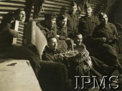 1941, Tentsmuir, Szkocja, Wielka Brytania.
Żołnierze 2 Batalionu Strzelców w świetlicy polskiego obozu wojskowego. Na kanapie siedzą: ppor. Stefan Grajnert, st. sierż. Stanisław Siedlarz, powyżej kpr. pchor. Zygmunt Plater grający na harmonii, towarzyszą im: st. sierż. Witalis Lewandowski, sierż. pchor. Henryk Zaleski, st. sierż. Stanisław Kryk, st. sierż. Mieczysław Figiel i sierż. pchor. Leonard Gozdecki (gra na mandolinie). 
Fot. NN, Instytut Polski i Muzeum im. gen. Sikorskiego w Londynie [szuflada NX]