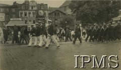 17.06.1934, Gdańsk, Polska.
Pochód ulicami miasta, idą przedstawiciele klubu wioślarskiego.
Fot. NN, Instytut Polski i Muzeum im. gen. Sikorskiego w Londynie [teczka Berlin - dyplomacja, Gdańsk Przed 1939]