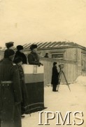 Grudzień 1941, Tockoje, obł. Czkałowsk, ZSRR.
Wizyta Naczelnego Wodza Polskich Sił Zbrojnych gen. Władysława Sikorskiego w formującej się Armii Andersa, na trybunie honorowej od lewej: ambasador rządu RP w ZSRR Stanisław Kot, wicekomisarz spraw zagranicznych ZSRR Andriej Wyszyński, Naczelny Wódz Polskich Sił Zbrojnych gen. Władysław Sikorski, poniżej stoi gen. Władysław Anders.
Fot. NN, Instytut Polski i Muzeum im. gen. Sikorskiego w Londynie [teczka 18 Pułk Piechoty - Tockoje 1941].
