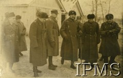 Grudzień 1941, Tockoje, obł. Czkałowsk, ZSRR.
Formowanie Armii Andersa, wizyta Naczelnego Wodza Polskich Sił Zbrojnych gen. Władysława Sikorskiego. Na zdjęciu m.in. dowódca 6 Lwowskiej Dywizji Piechoty gen. Michał Karaszewicz-Tokarzewski (1. z prawej), dowódca polskich Sił Zbrojnych w ZSRR gen. Władysław Anders (4. z prawej), szef Sztabu Polskich Sił Zbrojnych w ZSRR płk Leopold Okulicki (3. z lewej).  
Fot. NN, Instytut Polski i Muzeum im. gen. Sikorskiego w Londynie [teczka 18 Pułk Piechoty - Tockoje 1941].