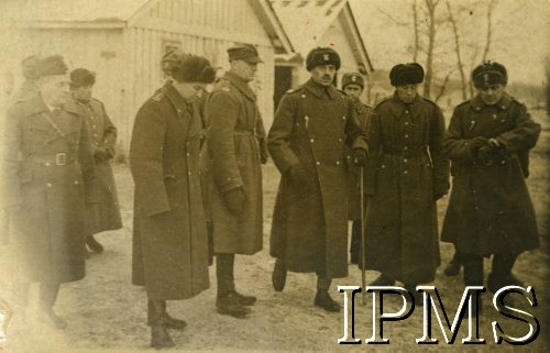 Grudzień 1941, Tockoje, obł. Czkałowsk, ZSRR.
Formowanie Armii Andersa, wizyta Naczelnego Wodza Polskich Sił Zbrojnych gen. Władysława Sikorskiego. Na zdjęciu m.in. dowódca 6 Lwowskiej Dywizji Piechoty gen. Michał Karaszewicz-Tokarzewski (1. z prawej), dowódca polskich Sił Zbrojnych w ZSRR gen. Władysław Anders (4. z prawej), szef Sztabu Polskich Sił Zbrojnych w ZSRR płk Leopold Okulicki (3. z lewej).  
Fot. NN, Instytut Polski i Muzeum im. gen. Sikorskiego w Londynie [teczka 18 Pułk Piechoty - Tockoje 1941].
