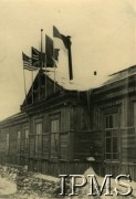 Grudzień 1941, Tockoje, obł. Czkałowsk, ZSRR.
Wizyta Naczelnego Wodza Polskich Sił Zbrojnych gen. Władysława Sikorskiego w formującym się Wojsku Polskim w ZSRR. Na drewnianym budynku widoczne flagi m.in. Stanów Zjednoczonych Ameryki, Wielkiej Brytanii i Polski.
Fot. NN, Instytut Polski i Muzeum im. gen. Sikorskiego w Londynie [teczka 18 Pułk Piechoty - Tockoje 1941].